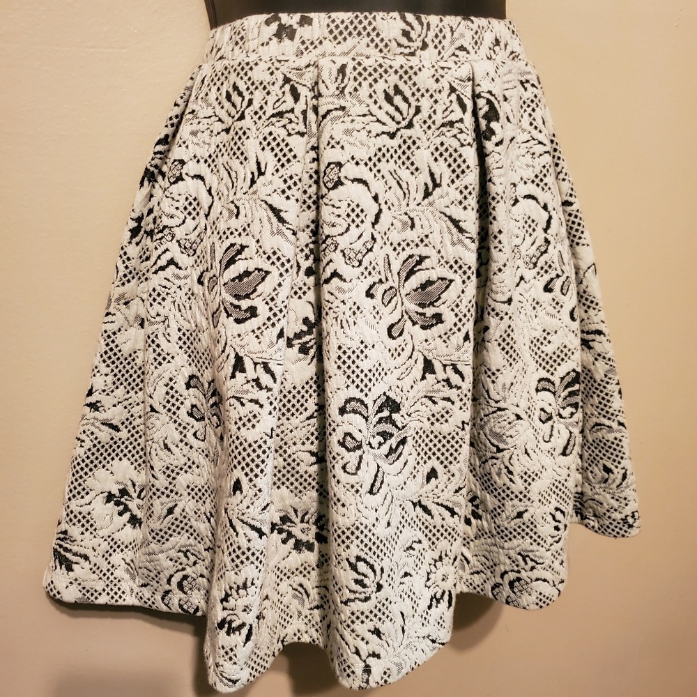 Black and White Lace Patterned Fall/Winter Skirt